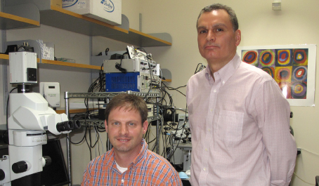 Jeff Lochhead and Robert Thorne in a lab